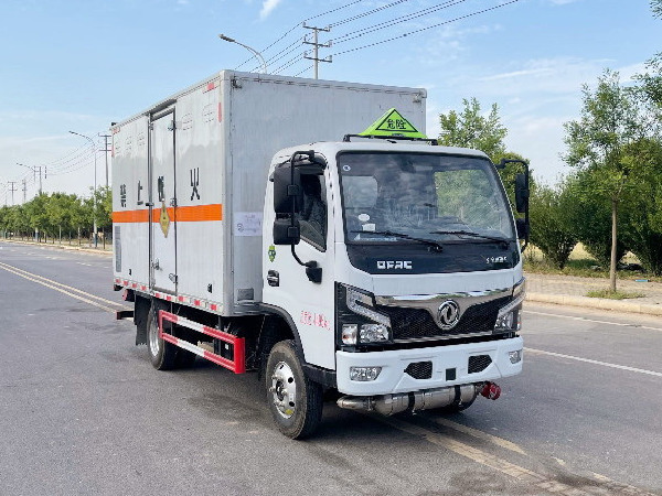 東風(fēng)藍(lán)牌氧化性物品廂式運輸車