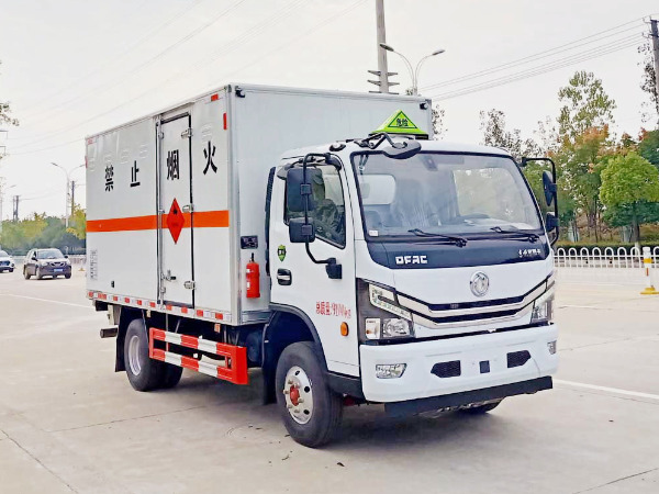 東風5噸易燃液體廂式運輸車