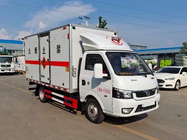 東風(fēng)途逸爆破器材運輸車